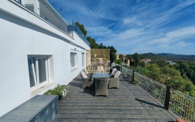 A beautiful, renovated villa with panoramic sea views.
